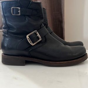 FRYE Vicky Women's  ankle Black Leather Zipper Engineer Boots Size 8
